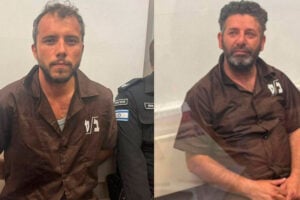 Dos homes en roba de presidi durant una compareixença judicial