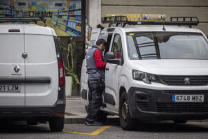 Treballador carregant una furgoneta (Jordi Borràs - ACN)