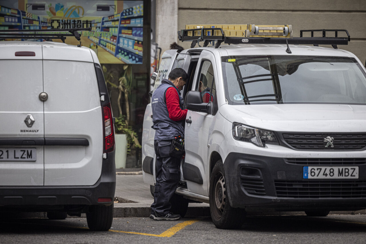 Treballador carregant una furgoneta (Jordi Borràs - ACN)