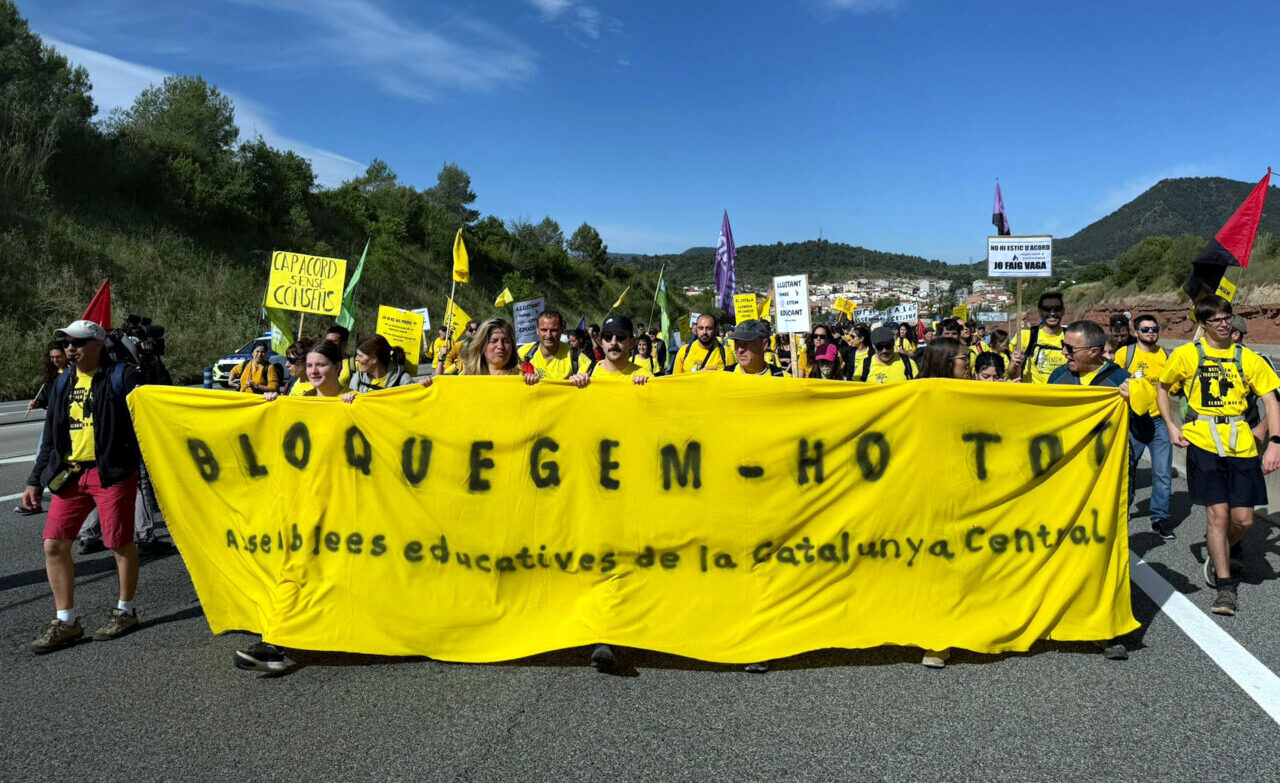 Els docents de la Catalunya central tallen carreteres (ACN)
