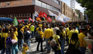Docents es manifesten davant de la seu dels serveis territorials d'Educació a Lleida (ACN)