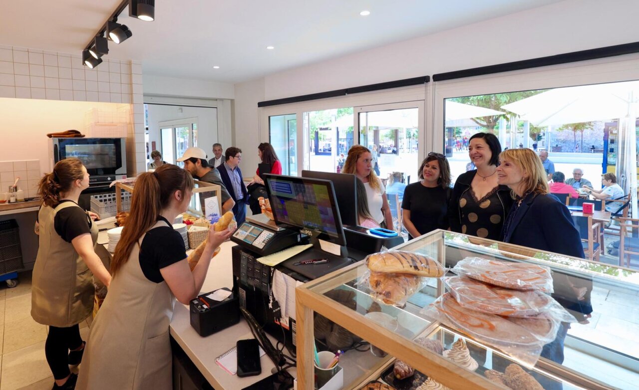 Lluïsa Moret durant la visita al Mercat Municipal de Vilanova del Camí