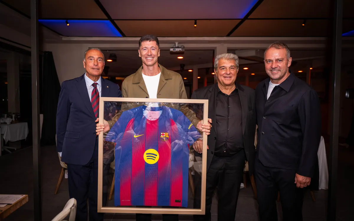 Rafa Yuste, Robert Lewandowski, Joan Laporta i Hansi Flick (FCB)