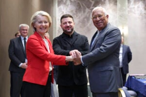 La presidenta de la Comissió Europea, Ursula von der Leyen, el president d'Ucraïna, Volodímir Zelenski, i el president del Consell Europeu, António Costa (Consell de la UE)