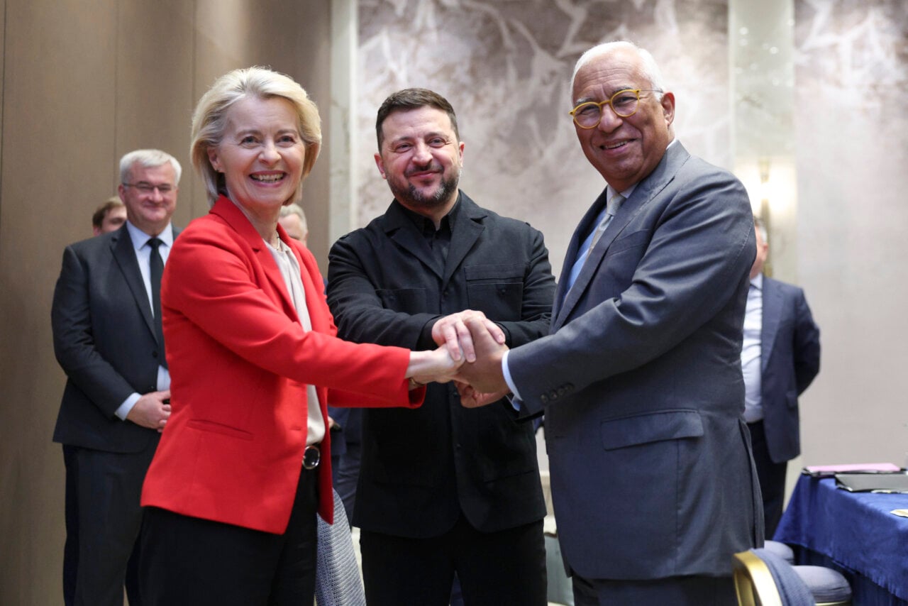 La presidenta de la Comissió Europea, Ursula von der Leyen, el president d'Ucraïna, Volodímir Zelenski, i el president del Consell Europeu, António Costa (Consell de la UE)