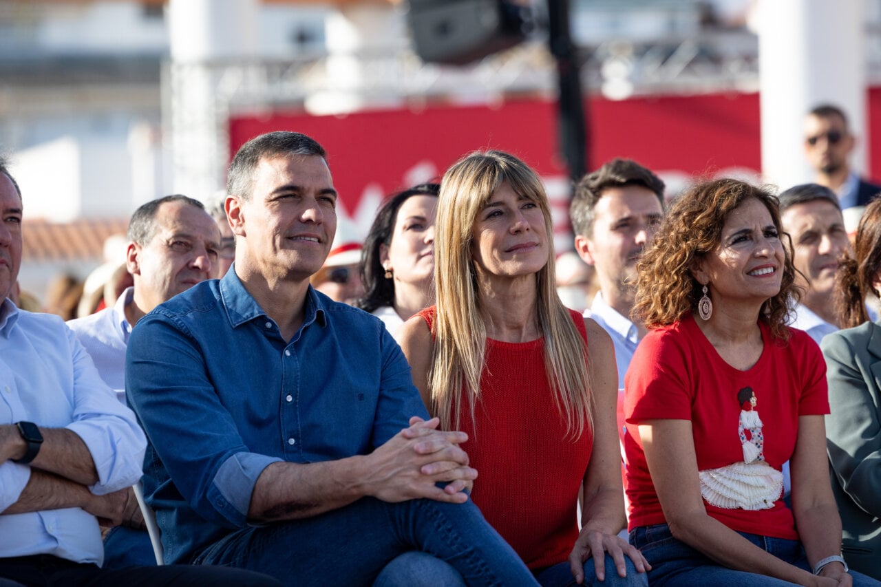 El president Govern d'Espanya, Pedro Sánchez, i la seva dona, Begoña Gómez, en un acte de campanya europea del PSOE