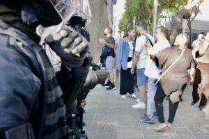 Agents dels Mossos, durant el desallotjament dels Blocs de la Rambla de la Mina (Jordi Pujolar - ACN)