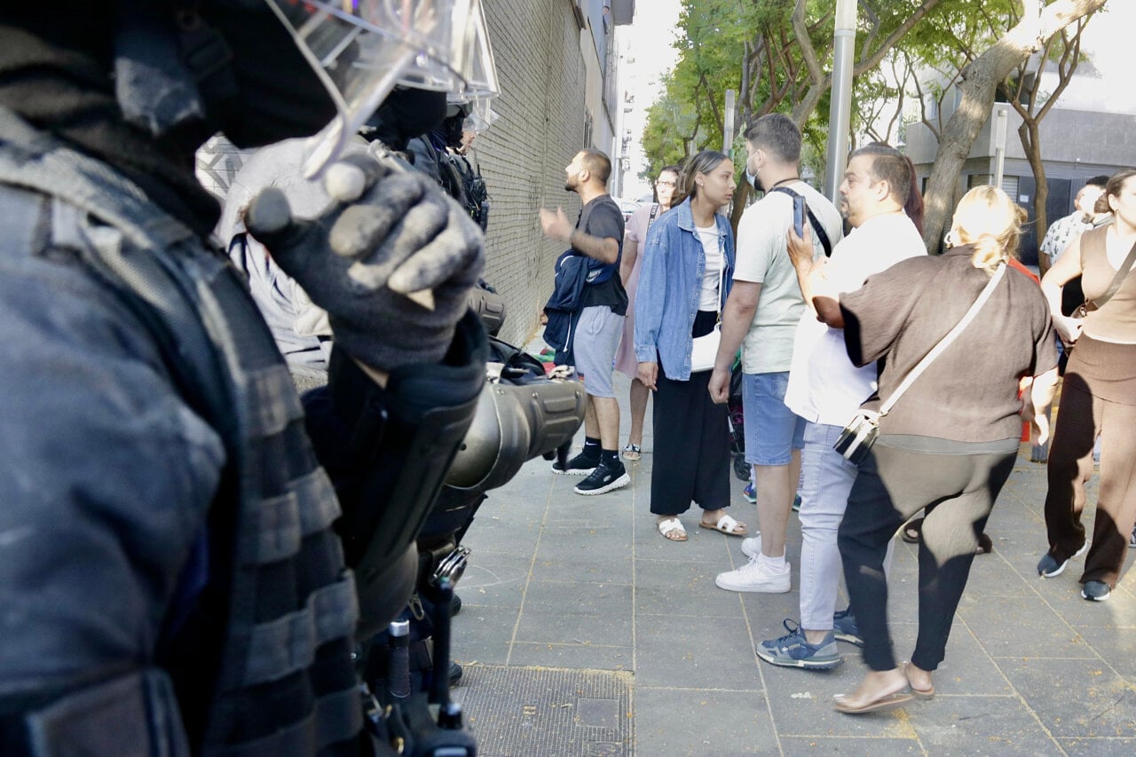 Agents dels Mossos, durant el desallotjament dels Blocs de la Rambla de la Mina (Jordi Pujolar - ACN)