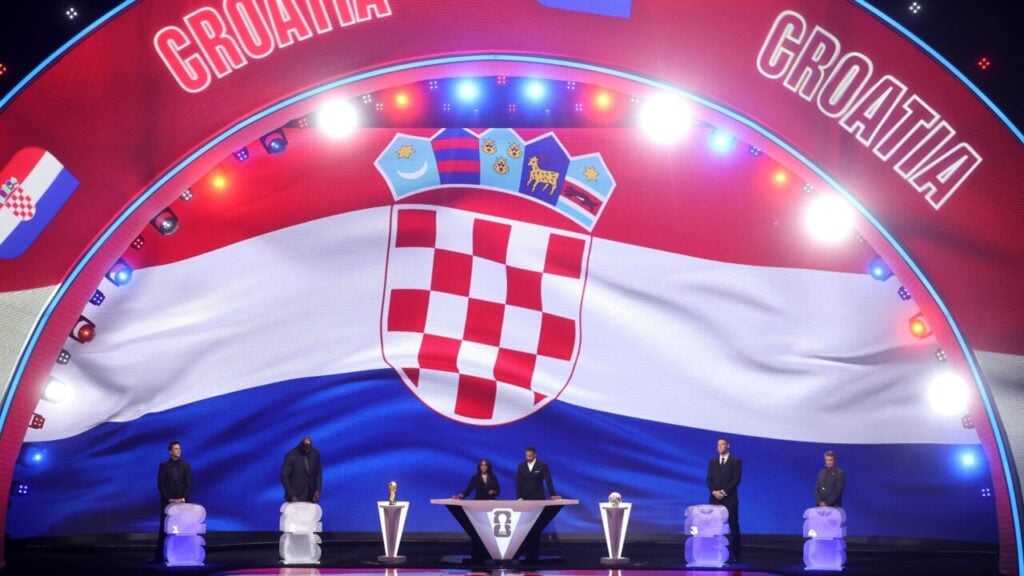 La bandera de Croàcia, durant el sorteig del Mundial 2026 (HNS_CFF, FIFA)