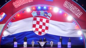 La bandera de Croàcia, durant el sorteig del Mundial 2026 (HNS_CFF, FIFA)