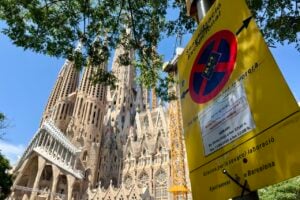 Cartell davant la Sagrada Família (Albert Segura - ACN)