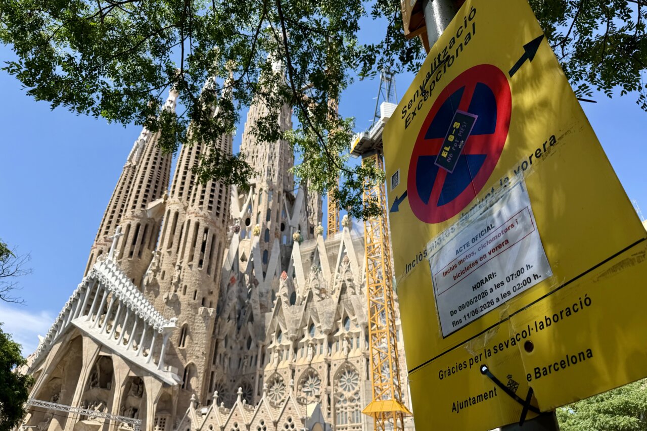 Cartell davant la Sagrada Família (Albert Segura - ACN)