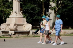 Persones caminant en un dia calorós a Catalunya