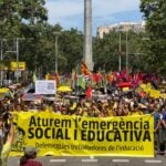 Centenars de docents i famílies manifestant-se per Barcelona sota el lema 'Aturem l'emergència social i educativa' (Bernat Vilaró, ACN)