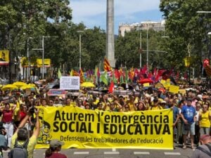 Centenars de docents i famílies manifestant-se per Barcelona sota el lema 'Aturem l'emergència social i educativa' (Bernat Vilaró, ACN)