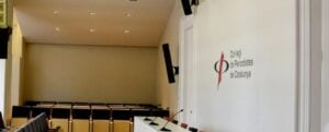Sala del Col·legi de Periodistes de Catalunya amb taules i cadires