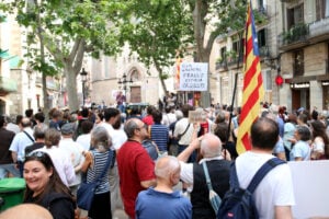 Concentració de persones amb pancartes contra la visita del papa a Barcelona