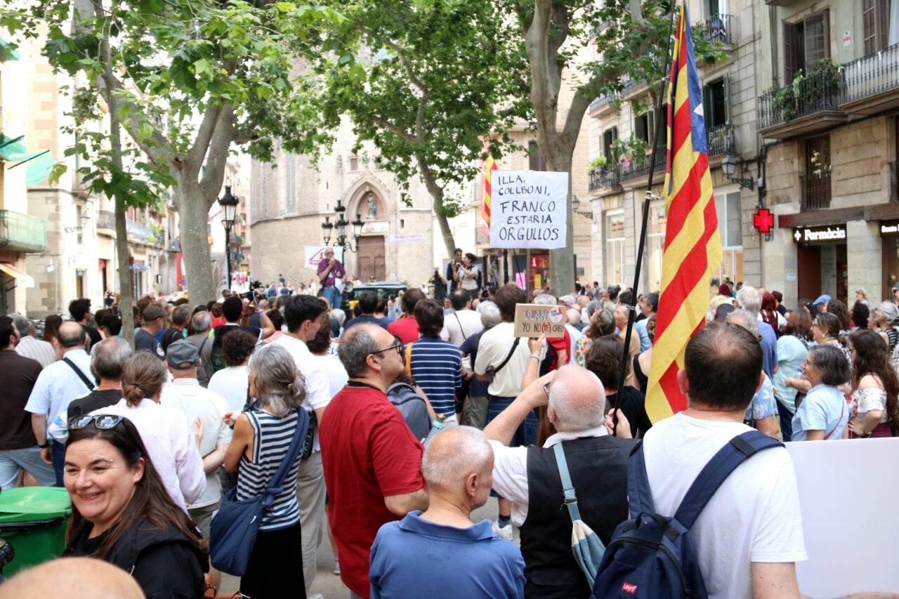 Concentració de persones amb pancartes contra la visita del papa a Barcelona
