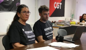 Dos representants sindicals parlant sobre el conflicte laboral a les biblioteques de Barcelona (ACN - Norma Vidal)