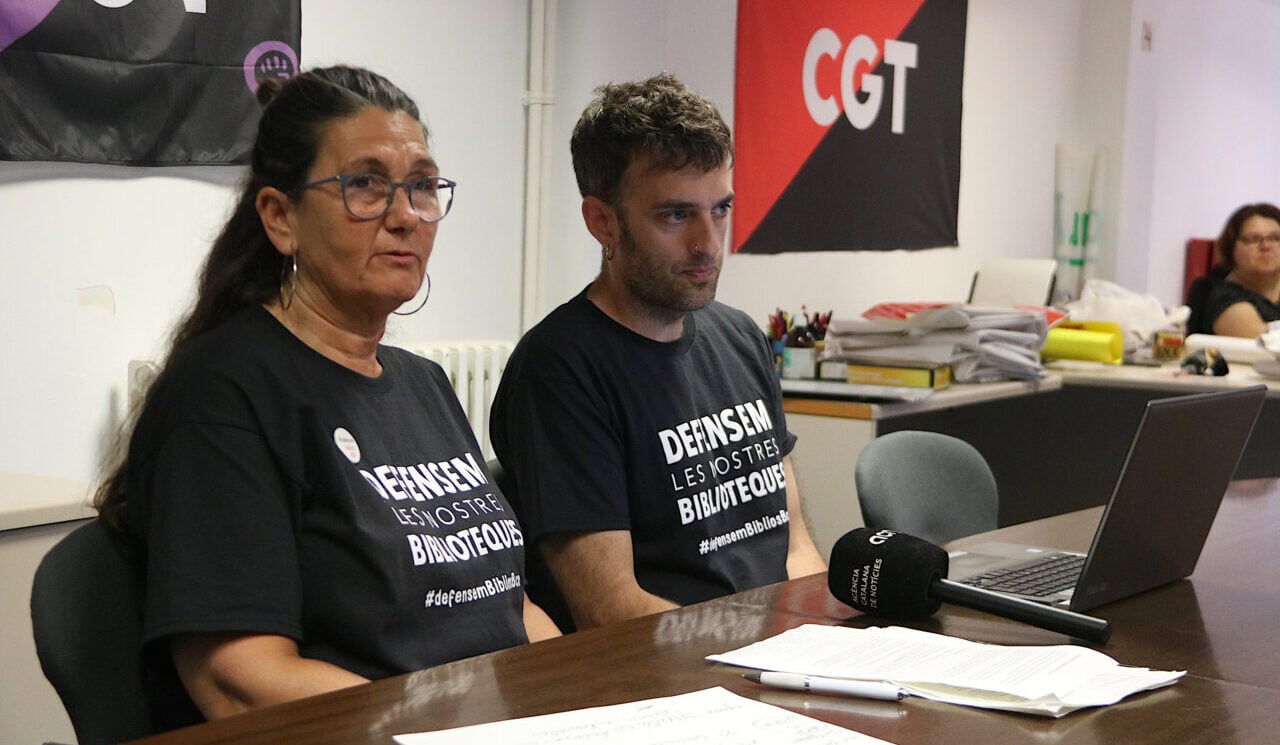 Dos representants sindicals parlant sobre el conflicte laboral a les biblioteques de Barcelona (ACN - Norma Vidal)