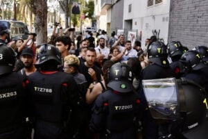 Cordó policial dels Mossos a la Mina (Jordi Pujolar - ACN)