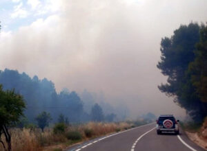 Un cotxe dels Mossos vigila una carretera prop de l'incendi forestal de Cervià de les Garrigues (ACN)