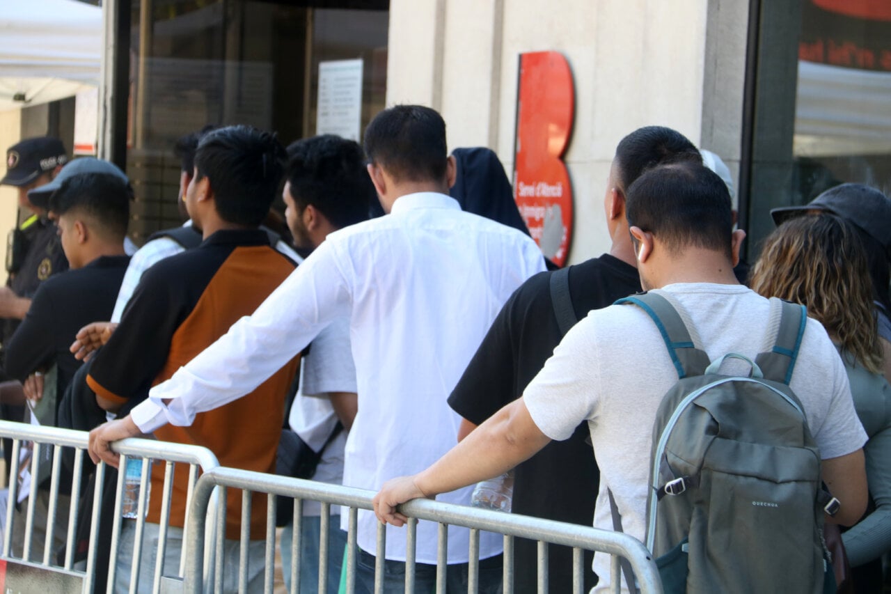 Cua d'immigrants a Barcelona (Pau Cortina - ACN)