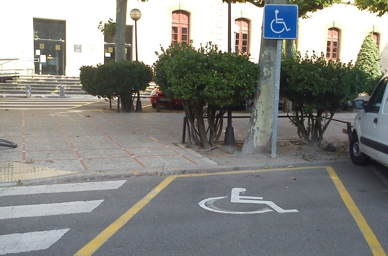 Placa d'aparcament reservada per a persones amb mobilitat reduïda (ACN - Paeria de Cervera)