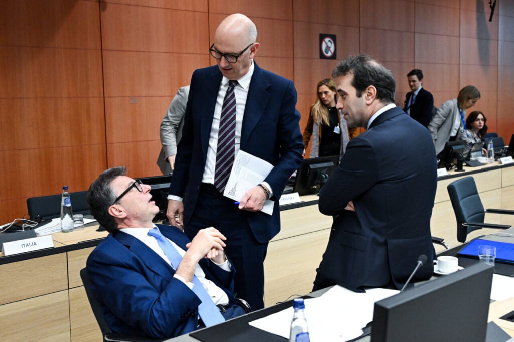 El vicepresident primer del Govern d'Espanya i ministre d'Economia, Carlos Cuerpo, parla amb el ministre d'Economia italià, Giancarlo Giorgetti, i el francès Roland Lescure durant una reunió de l'Eurogrup a Brussel·les (Unió Europea)