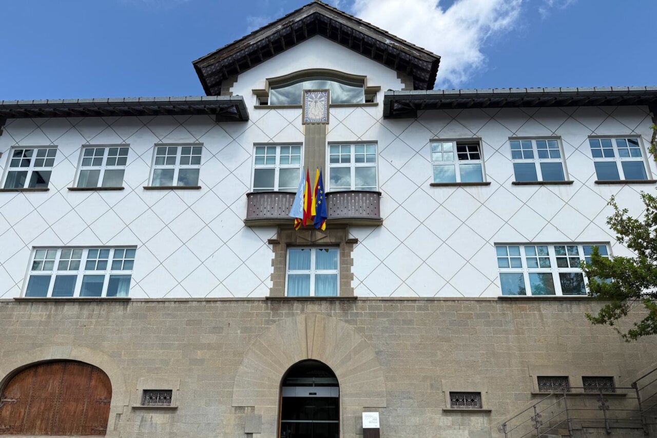 Façana de l'Ajuntament d'Olot (Gerard Vilà, ACN)