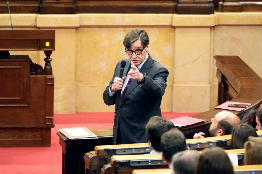 Salvador Illa parlant al Parlament. (ACN)