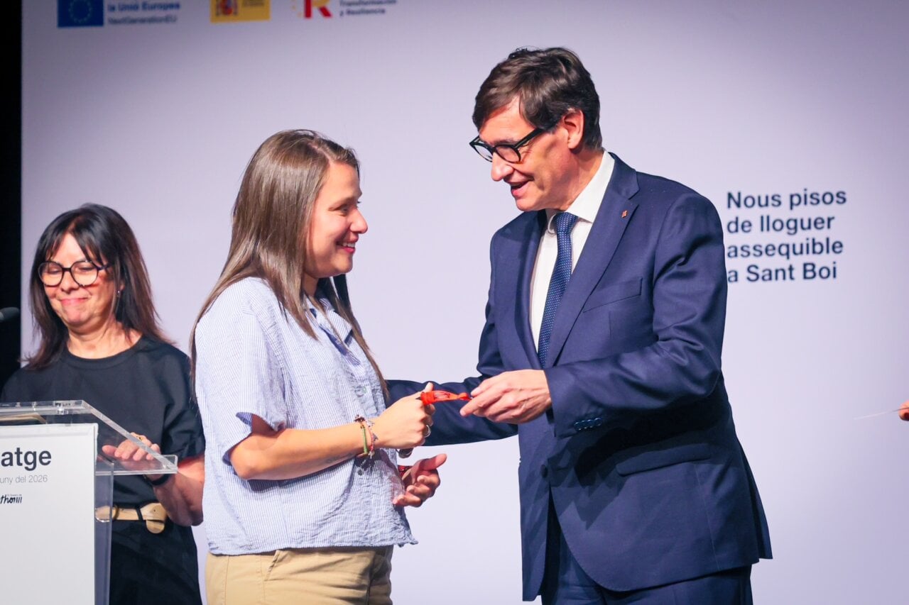 El president de la Generalitat, Salvador Illa, entrega a una dona les claus d'un pis de lloguer assequible d'una promoció de Sant Boi de Llobregat (Jordi Bedmar, Generalitat de Catalunya)