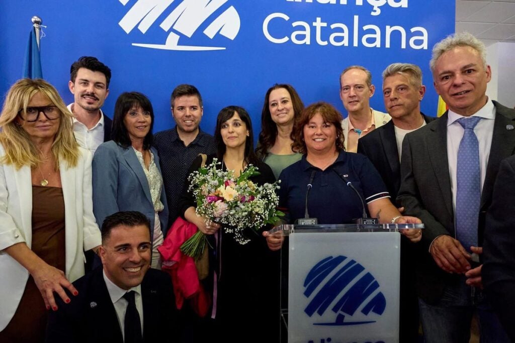 Grup de persones a la inauguració d'un local d'Aliança Catalana a Girona