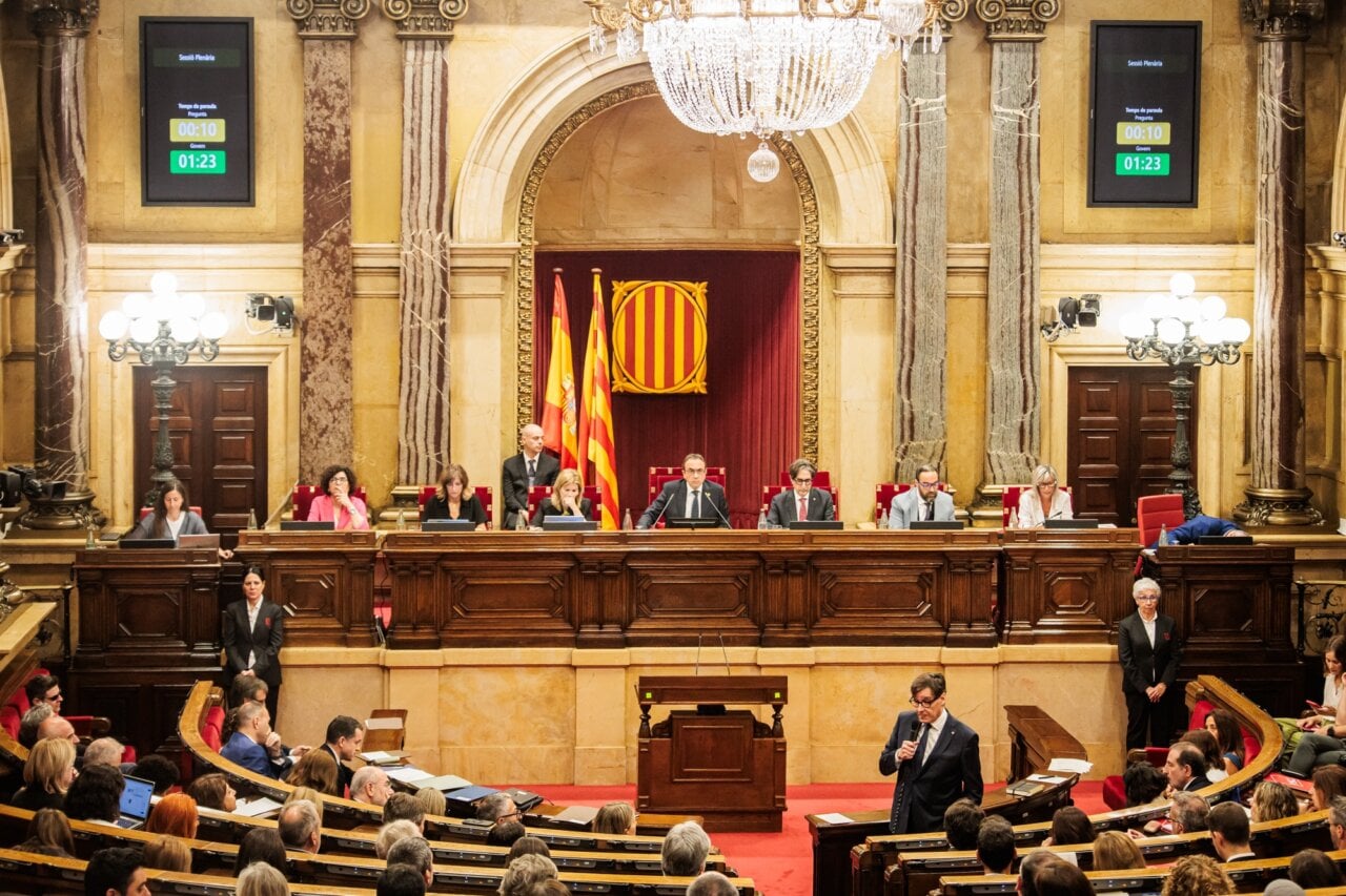 El Parlamento catalán aprueba por unanimidad la ley para erradicar el amianto Intervenció del president Salvador Illa al Parlament de Catalunya (Parlament de Catalunya)