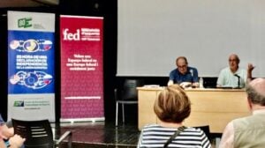 Dos ponents parlant en un acte sobre federalisme a Sant Cugat.