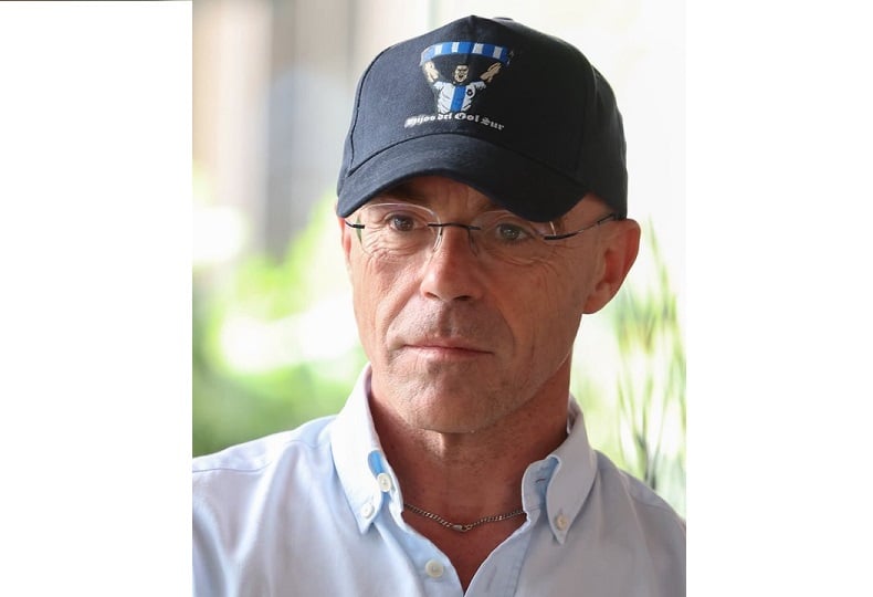 Jorge Buxadé amb una gorra de color negre amb un disseny especial