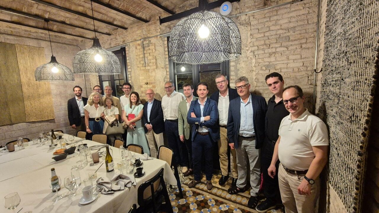Ketty Garat amb membres del Club Tocqueville durant un sopar.