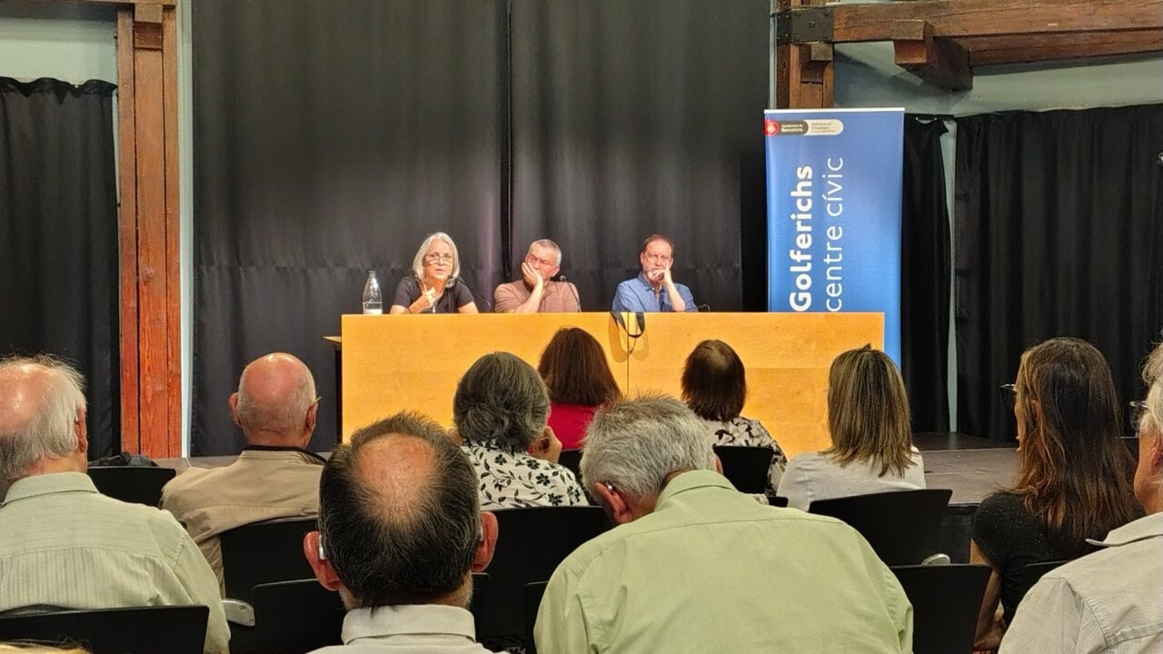 Acte sobre la fraternitat amb ponents i públic assistent.