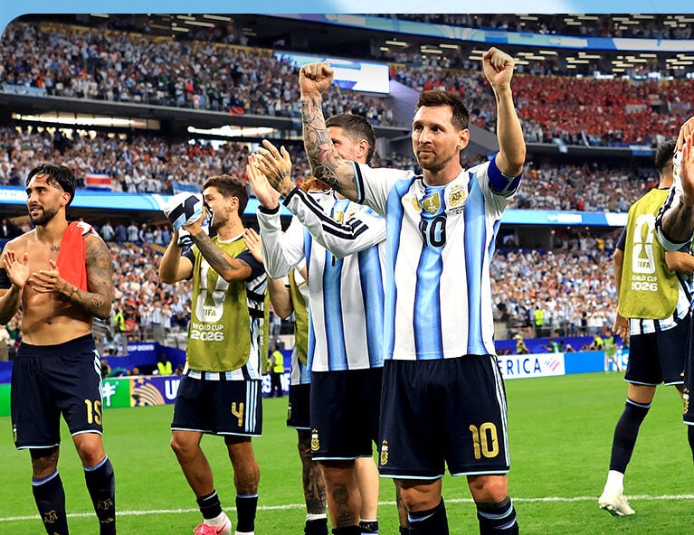 Leo Messi celebrant amb l'equip argentí després d'un partit
