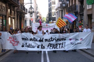 Unes 2.000 persones reivindiquen els drets LGTBI més enllà del matrimoni en una manifestació a Barcelona (Albert Hernàndez Ventós, ACN)