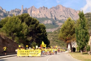 Marxa a peu de docents cap a Montserrat (Nia Escolà - ACN)