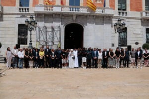Minut de silenci pels tres menors d'edat morts en un accident a la platja de l'Arrabassada de Tarragona (Ariadna Escoda, ACN)