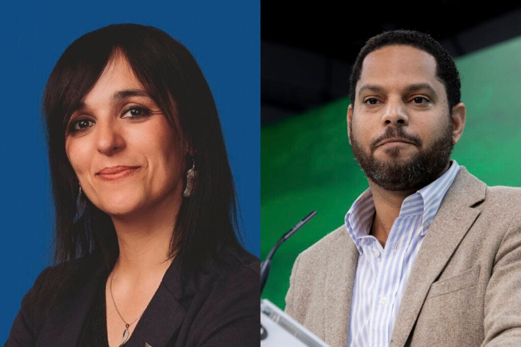 Dos polítics en un debat amb fons blau i verd
