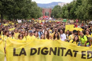 La pancarta del capdavant de la protesta que reclama 'dignitat' per a l'educació (Albert Hernàndez Ventós, ACN)