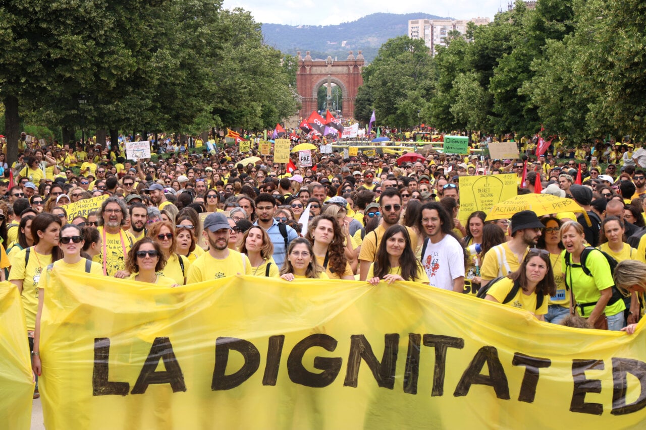 La pancarta del capdavant de la protesta que reclama 'dignitat' per a l'educació (Albert Hernàndez Ventós, ACN)