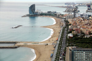 Les platges i l'hotel Vela des del mirador de la Torre Mapfre (Jordi Bataller, ACN)