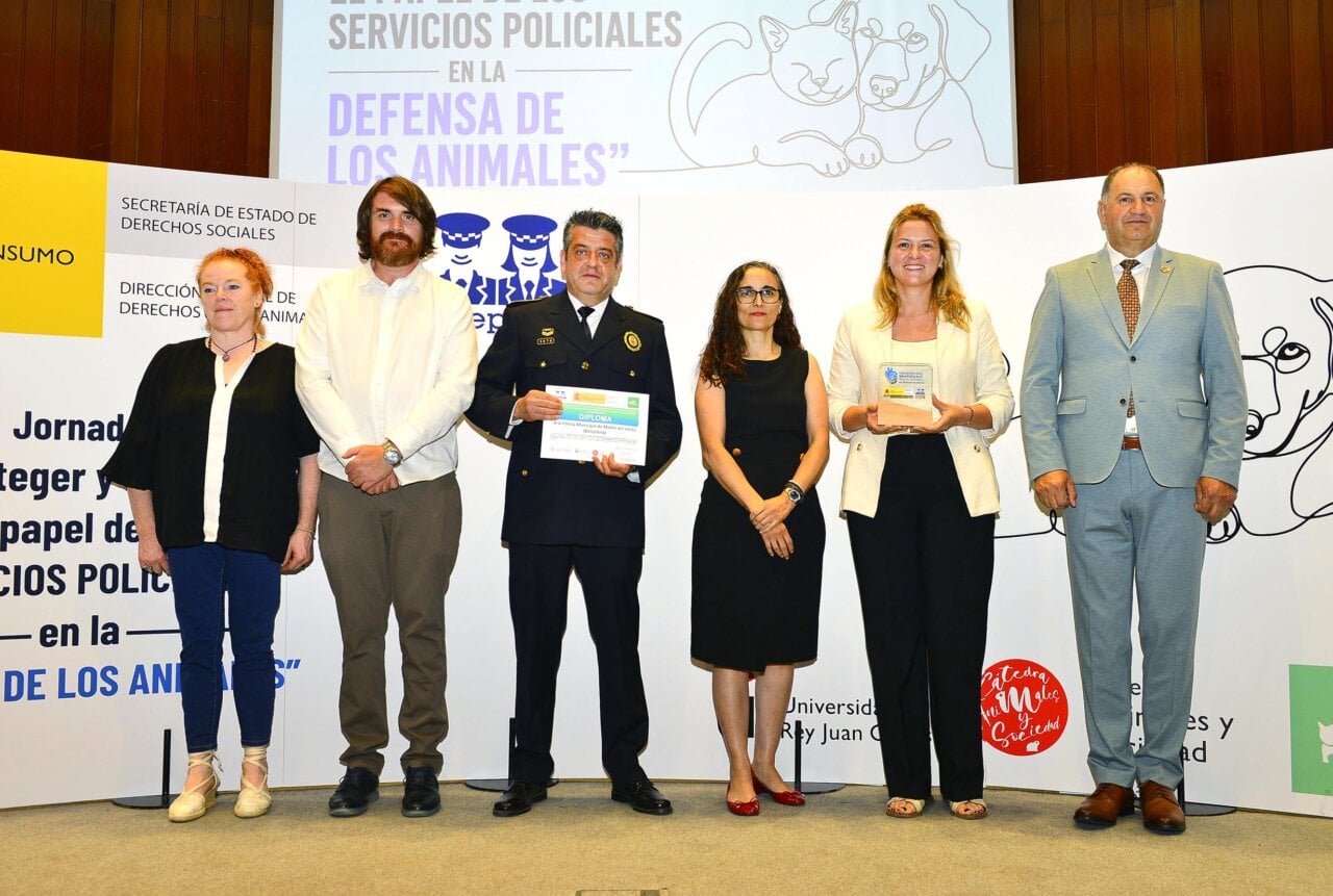Acte de reconeixement a la Policia de Mollet del Vallès per la protecció animal