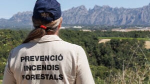 Agent cívic observant el paisatge per prevenir incendis forestals