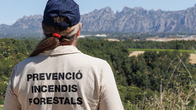 Agent cívic observant el paisatge per prevenir incendis forestals