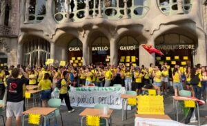 Manifestants amb samarretes grogues davant de la Casa Batlló (ACN, Bernat Vilaró)